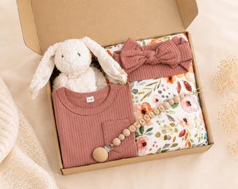 Coffret cadeau bébé fille, panier cadeau nouveau-né personnalisé, baby shower girl, cadeau nouveau-né fille