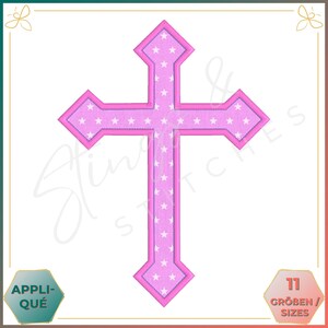 Könnte beinhalten: Ein rosa Kreuz-Applikation mit weißem Sternmuster. Das Kreuz hat eine dunklere rosa Umrandung und ist vor einem weißen Hintergrund platziert. Der Text "Sting & Stitches" und "Appliqué" ist enthalten.