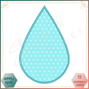 Puede incluir: Un diseño de bordado en forma de gota de agua azul claro con un patrón de estrellas blancas. El diseño está contorneado en un azul más oscuro.