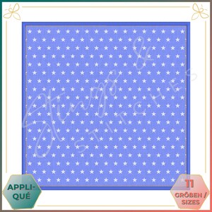 Könnte beinhalten: Ein blauer Stoffquadrat mit einem weißen Sternenmuster. Der Stoff hat eine subtile Textur. Das Quadrat ist von einem goldenen Rand und einem blauen Rand umgeben.