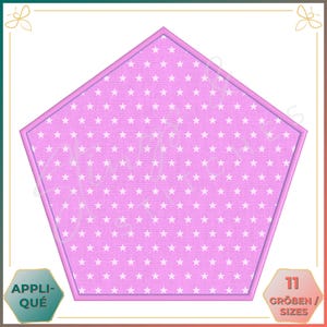 Könnte beinhalten: Ein rosa fünfeckiger Applikation mit einem weißen Sternmuster. Die Applikation hat einen genähten Rand. Das Wort "APPLIQUE" ist in einem türkisfarbenen Sechseck sichtbar. Der Text "11 GRÖBEN / SIZES" befindet sich in einem gelben Sechseck.