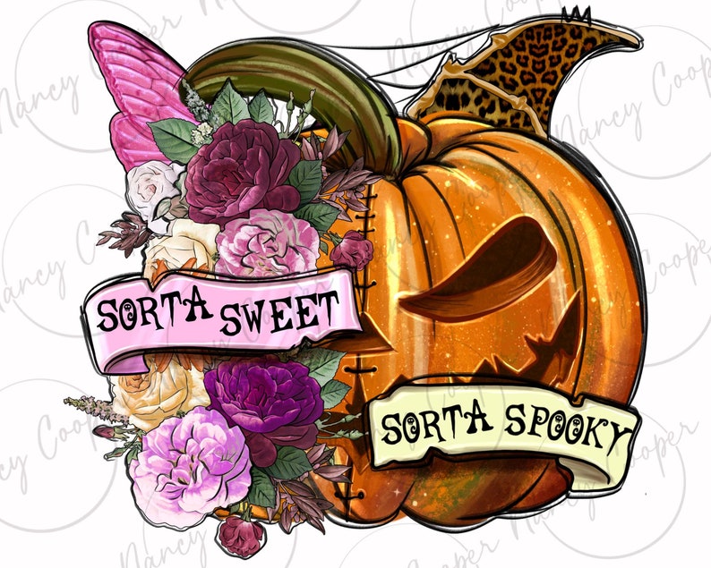 K&ouml;nnte beinhalten: Ein geschnitzter K&uuml;rbis mit einem gen&auml;hten Gesicht, umgeben von rosa, wei&szlig;en und violetten Blumen. Der K&uuml;rbis hat ein Banner mit der Aufschrift "Sorta Sweet" und ein weiteres Banner mit der Aufschrift "Sorta Spooky".
