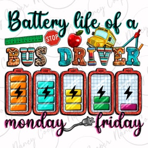 Puede incluir: Un diseño gráfico con el texto "Battery life of a BUS DRIVER" con un autobús escolar, una manzana, una señal de stop y una regla. El diseño también incluye una fila de cuatro iconos de batería con el texto "monday" y "friday" debajo.