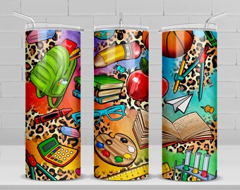 Puede incluir: Tres vasos de acero inoxidable coloridos con un fondo de estampado de leopardo y varias ilustraciones con temática escolar, que incluyen una mochila, libros, lápices, una calculadora, una paleta de pintura, una brújula, una regla, un cuaderno, tubos de ensayo y una pelota de baloncesto.