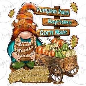 Op de afbeelding: Een herfstillustratie met een kabouter die een pompoentaart vasthoudt en een kar met pompoenen. De kabouter draagt een geruite hoed en er zijn borden voor een pompoenveld, hooiwagens en een maisdoolhof.