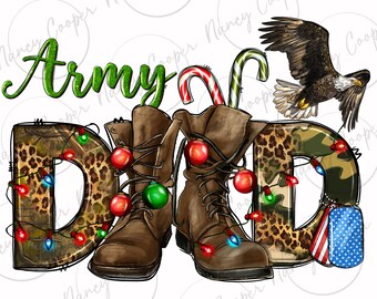 Könnte beinhalten: Army Dad Weihnachtsdesign mit einem Paar braunen Lederstiefeln mit roten und grünen Ornamenten, einem Tarn- und Leopardenmuster "D" mit Weihnachtslichtern und einer amerikanischen Flagge.