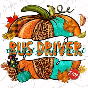 Op de afbeelding: Een glinsterende oranje pompoen met een turquoise, luipaardprint en ruitjespatroon. De pompoen heeft een steel en bladeren. De tekst "BUS DRIVER thankful grateful blessed" staat op een wit lint met een turquoise rand. Er is een stopteken en een verkeerslicht op de afbeelding.