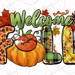 Può includere: Grafica di Benvenuto Autunno con una zucca, due volpi e foglie autunnali. Le lettere sono decorate con stampa leopardata, a quadri e motivi gialli e arancioni.