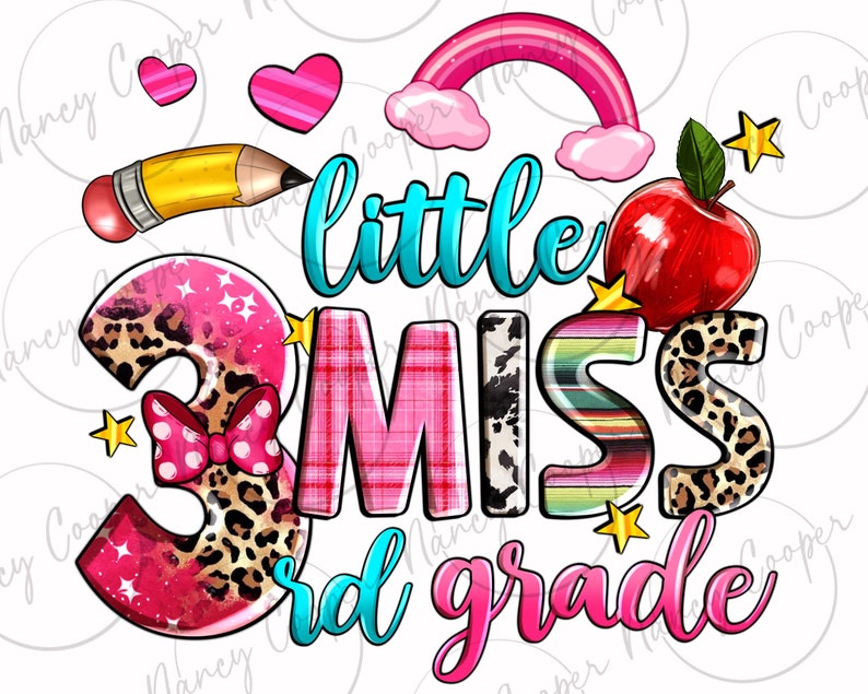 Puede incluir: Gr&aacute;fico rosa, azul y amarillo con el texto "little miss 3rd grade". El gr&aacute;fico presenta un arco&iacute;ris, una manzana roja, un l&aacute;piz y un n&uacute;mero 3 con un lazo rosa.