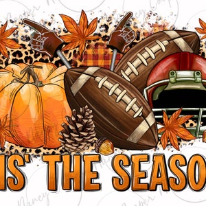 Könnte beinhalten: Eine digitale Illustration eines Kürbisses, Fußbällen und Herbstblättern mit dem Text "Tis' the Season" in Orange. Der Hintergrund ist ein weiß-brauner Leopardenprint.