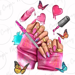 Peut inclure: Une main avec du vernis à ongles rose et blanc, décorée de paillettes et de strass, est présentée avec une lime à ongles, un flacon de vernis à ongles et un pinceau à ongles. L'image comprend également des papillons et des cœurs.