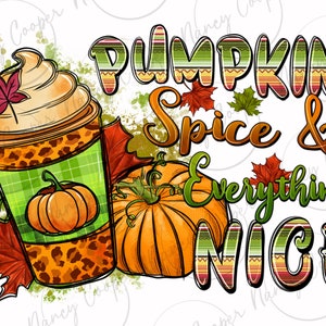 Puede incluir: Una ilustración digital de un latte de calabaza y especias con crema batida y una hoja de otoño, una calabaza y el texto "Pumpkin Spice & Everything Nice" en una fuente colorida y a rayas.