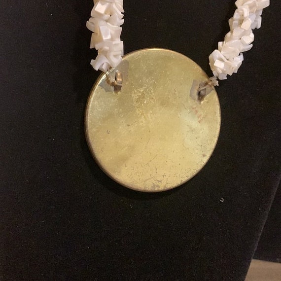 Vintage Seashell Lined necklace w/ round gold ton… - image 4