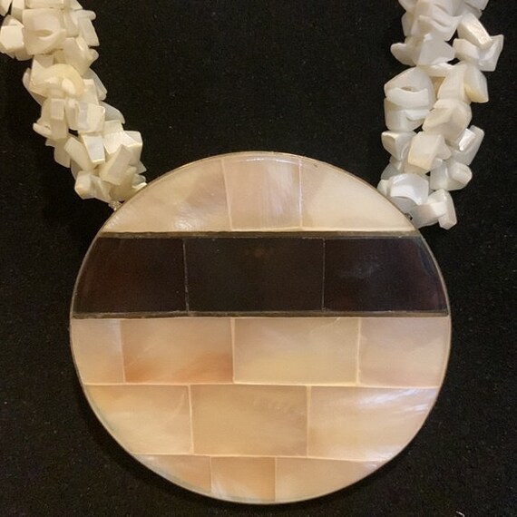Vintage Seashell Lined necklace w/ round gold ton… - image 3