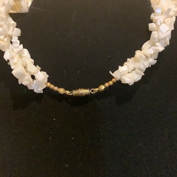Vintage Seashell Lined necklace w/ round gold ton… - image 5