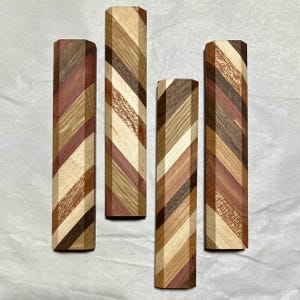 Mezuzá de madera moderna y colorida hecha a mano - Rayas diagonales anchas multicolores - Se adapta a Klaf mediano (rollo) de hasta 10 cm (4 pulgadas)