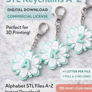 Puede incluir: Tres llaveros con forma de flor con las letras A, K y Z. Los llaveros son blancos y azul claro, con cadenas y cierres plateados. El texto de la imagen dice "Alphabet Flower STL Keychains A-Z" y "Alphabet STL Files A-Z Instant Download!"