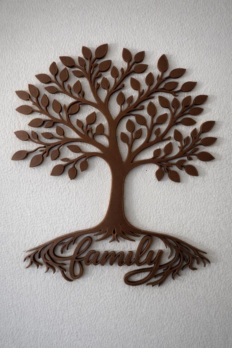 Puede incluir: Adorno de pared de madera marr&oacute;n con forma de &aacute;rbol. El &aacute;rbol tiene un tronco, ramas con hojas y ra&iacute;ces que forman la palabra "Family". Montado en una pared blanca texturizada, ideal para la decoraci&oacute;n del hogar.