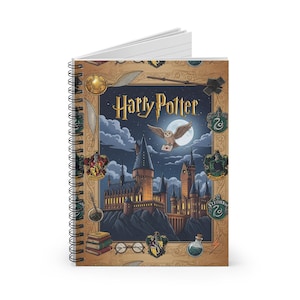 Puede incluir: Cuaderno de espiral con el título "Harry Potter" y una ilustración del castillo de Hogwarts bajo un cielo iluminado por la luna. La portada incluye varios iconos y escudos temáticos de Harry Potter, con una combinación de colores dorados y marrones.