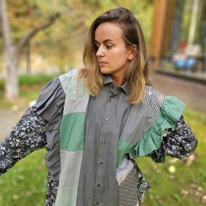 Chemises patchwork pour femmes recyclées avec volants/ Haut en coton fait main/ Chemisier de chemises pour hommes/ Chemises uniques en son genre bleu pastel et vert