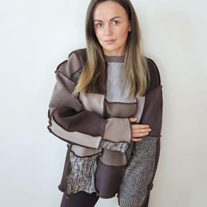 ニットウェアとセーターの切れ端からアップサイクルしたパッチワークのレディースジャンパー/リワークされたブラウングレーのオーバーサイズパズルジャンパー/ユニークなモダンなジャンパー