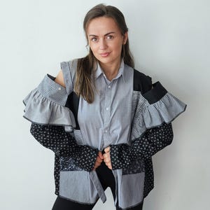 Upcycled von Damen Patchworkhemden mit Rüschen und offenen Schultern / Umgearbeitete Bluse aus Herrenhemden / Einzigartige moderne Oversizehemden