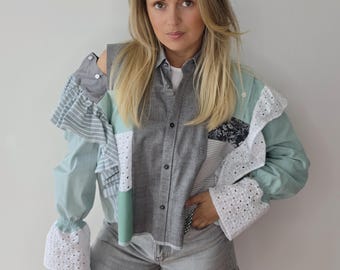 Geüpcycleerde patchworkshirts voor dames met ruches en open schouders/ Herwerkte blouse van herenoverhemden/ Unieke moderne oversized overhemden