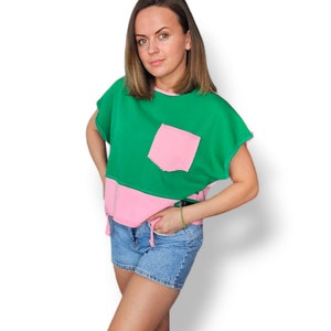 Camicia patchwork da donna riciclata con dettagli metallici/ Blusa fatta a mano in maglieria di cotone/ Blusa rosa e verde/ Top oversize unico nel suo genere immagine 1