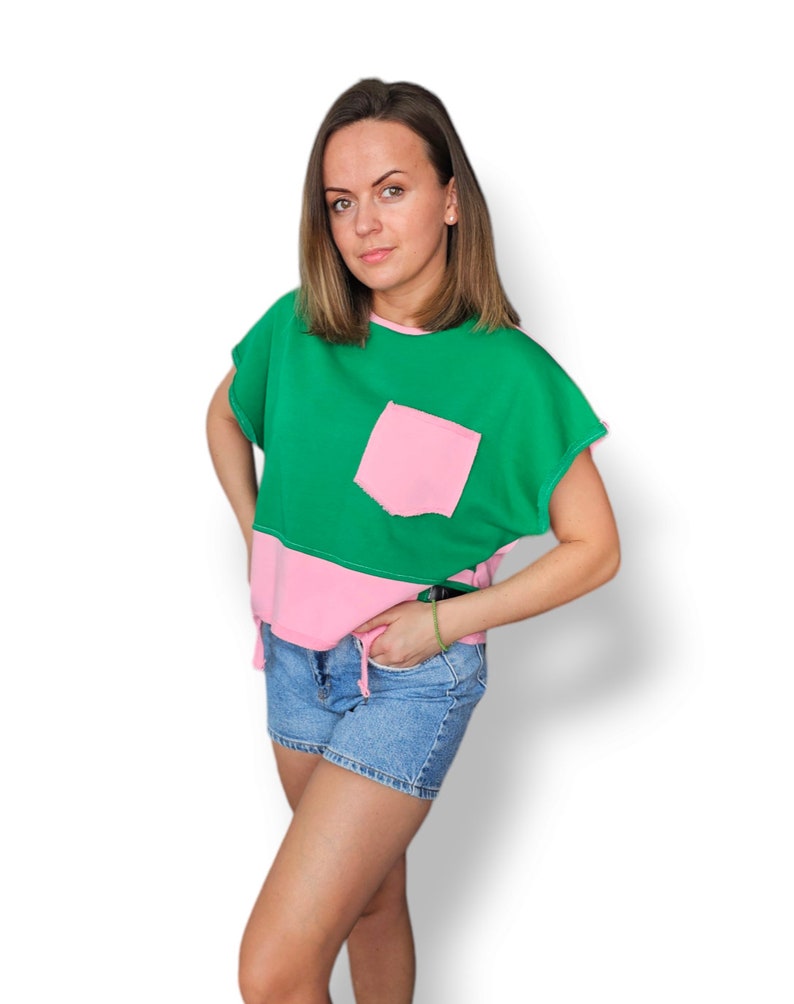 Camicia patchwork da donna riciclata con dettagli metallici/ Blusa fatta a mano in maglieria di cotone/ Blusa rosa e verde/ Top oversize unico nel suo genere immagine 1