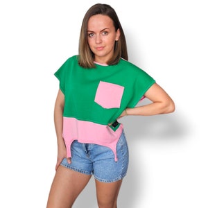 Camicia patchwork da donna riciclata con dettagli metallici/ Blusa fatta a mano in maglieria di cotone/ Blusa rosa e verde/ Top oversize unico nel suo genere immagine 2