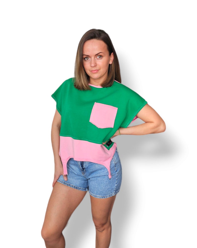 Camicia patchwork da donna riciclata con dettagli metallici/ Blusa fatta a mano in maglieria di cotone/ Blusa rosa e verde/ Top oversize unico nel suo genere immagine 2