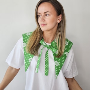 Women&#39;s upcycled removable collar with flowers/ Vintage cotton detachable collar/ One of a kind triangular collar/ Trendy style detail