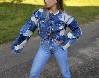 Veste en jean recyclée de style bombardier pour femmes / Veste en jean bleue retravaillée / Veste zéro déchet moderne unique en son genre à partir de chutes de jeans
