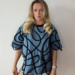 Geüpcycled patchwork-T-shirt voor dames van restjes breiwerk/ Herwerkte blauwe en zwarte moderne wirwartop/ Unieke blouse zonder afval