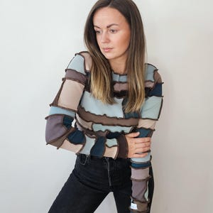Blusa de mujer de patchwork reciclado a partir de retazos de punto / Top de rompecabezas marrón azul reelaborado a mano / Blusa cero desperdicio renovada y única en su tipo