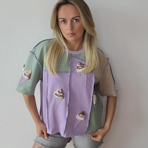 Återvunnen lapptäcke-t-shirt för kvinnor från stickade plaggrester/ Handgjord omarbetad topp med glass/ Unik noll avfallsblus omformad