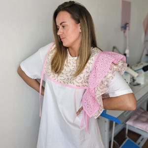 Women&#39;s upcycled removable collar with flowers/ Ruffled detachable collar/ One of a kind pink vintage cotton collar/ Trendy style detail