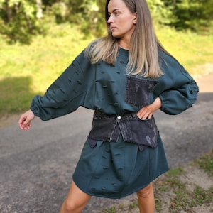 Geüpcycled damesjurk van gebreide restjes met denim riem/ Refashion unieke groene jurk/ Gescheurde zero-waste trui-jurk met korset