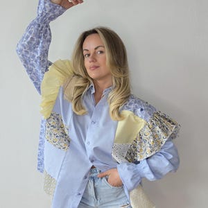Geüpcycleerde damespatchworkshirts met ruches en open schouders/ Herwerkte blouse van herenshirt/ Unieke moderne oversized shirts
