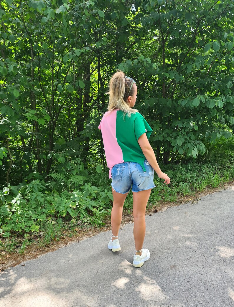 Camicia patchwork da donna riciclata con dettagli metallici/ Blusa fatta a mano in maglieria di cotone/ Blusa rosa e verde/ Top oversize unico nel suo genere immagine 6