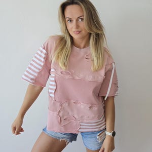 Återvunnen lapptäcke-t-shirt för kvinnor från stickade plaggrester / Omarbetad rosa och vit modern pusseltopp / Unik blus med noll avfall