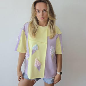 T-shirt da donna patchwork riciclata da scarti di maglieria/ Top rielaborato a mano con gelato/ Camicetta unica nel suo genere a zero sprechi