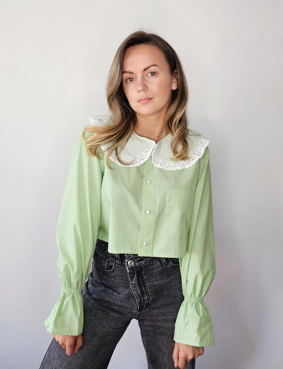 Chemisier pour femme recyclé avec col à volants pastel massif - Main Image