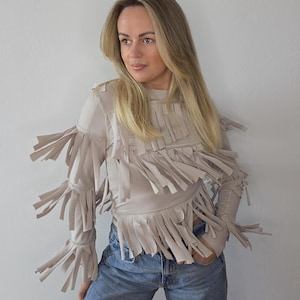 Återvunnen galen blus för kvinnor från stickade plaggrester / Omarbetad beige blus med tofsar / Unik blus utan avfall