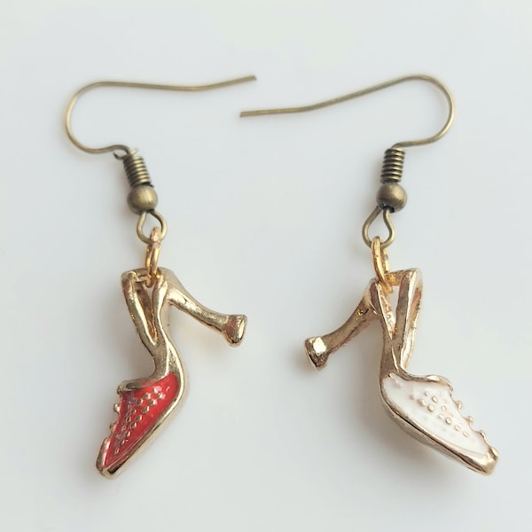 Boucles d'oreilles à talons hauts dépareillées, couleurs différentes, boucles d'oreilles chaussures pour femmes, boucles d'oreilles rouges et blanches, boucles d'oreilles bar, boucles d'oreilles Barbie, année 2000