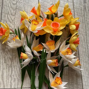 Narcisi di carta crespa, fiori artificiali fatti a mano, decorazione per la casa o regalo per lei, primavera eterna, fiori per vaso o per i tuoi progetti