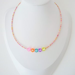 DREAM - Collar con letras - Gargantilla de una palabra con cuentas rosas y amarillas y mensaje inspirador, largo ajustable - Collar con mensaje personalizado