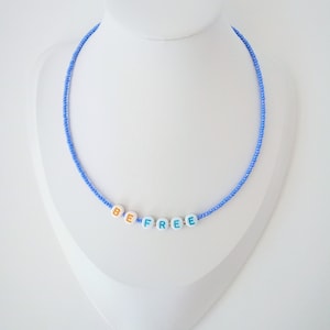 Collar BE FREE - Azul suave, gargantilla de letras de una palabra con cuentas con mensaje inspirador, longitud ajustable - Collar de mensaje personalizado