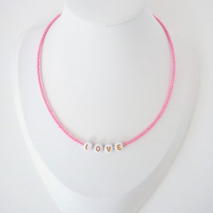 Collar AMOR - rosa rosa, gargantilla de letras de palabras con cuentas con mensaje romántico, longitud ajustable - collar de mensaje personalizado, regalo para ella