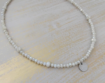Romige witte gefacetteerde glazen kralenketting, zilveren gehamerde munthanger choker, handgemaakte Boho Lucky roestvrijstalen sieraden, verjaardagscadeau